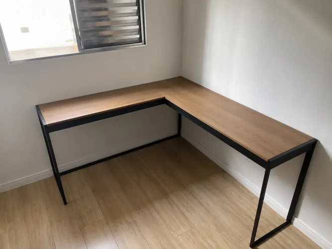 Kit Mesa em L Estilo Industrial + Cadeira Eames