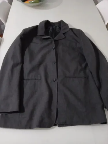 Vendo esse terno Masculino num 48/54 cor Cinza escuro pouco uso não tem a calça...