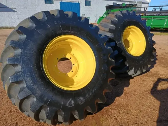 Par de pneus 28L26 montados, com a furação da Jonh Deere 1165 e 1175
