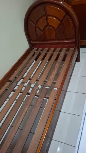 Cama em madeira de lei