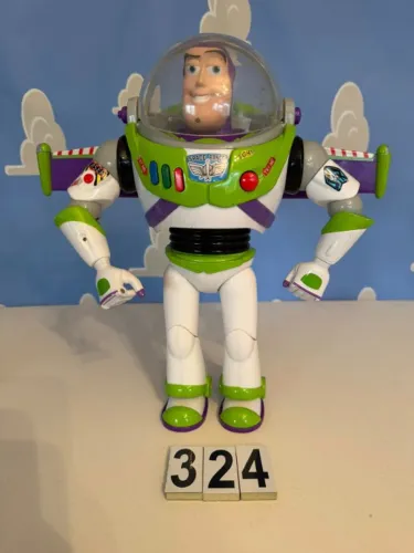BUZZLIGHTYEAR DISNEY STORE GOLPE DE KARATE BEM CONSERVADO, TOY STORY,FALA INGLES 