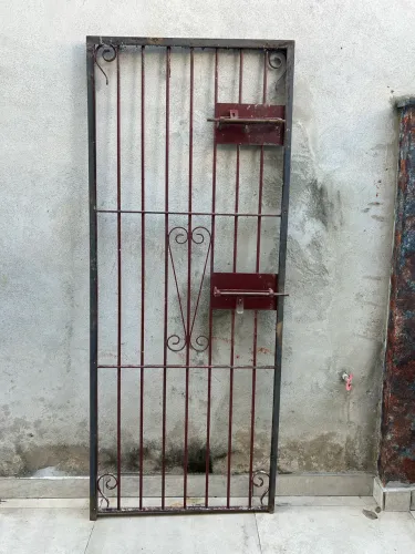 Portão de entrada 2,13 m X 0,86 m.