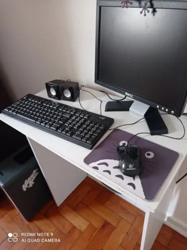 Mesa mais computador básico