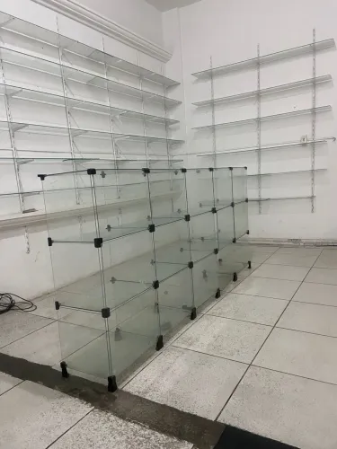 Balcões e prateleiras de vidro temperado