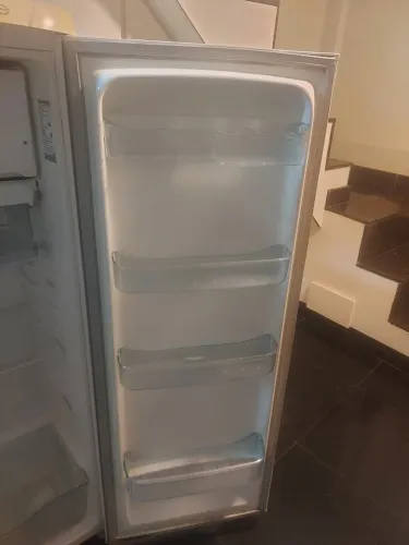 Geladeira 1 porta usada.
