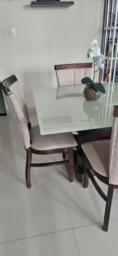 Mesa com 4 cadeiras