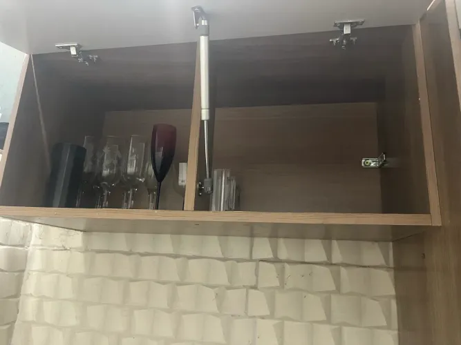 Vendo um armário p cozinha semi novo excelente p guardar 