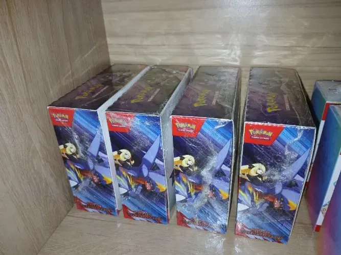 4 (quatro) Booster Box Pokémon Rivais Predestinados.