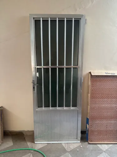 Porta de alumínio L30 com grade e vidro sem batente