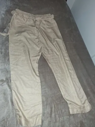 CALÇA CLOCHARD DE VISCOSE COM FAIXA DE AMARRAR AREIA TAMANHO 42.