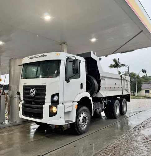 VW 31-320 ano 2011, 6x4, com caçamba de 12 m, em aço Hardox, no Paraná