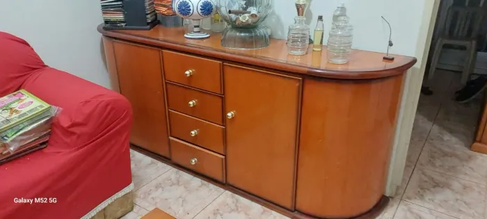 Móvel de sala com espelho. 