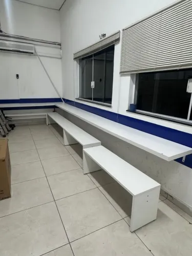 Conjunto Bancos e Bancadas bem novos em mdf