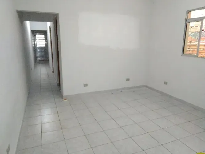 Casa 3 cômodos grandes e com boa área de serviço piso suberior de sobrado
