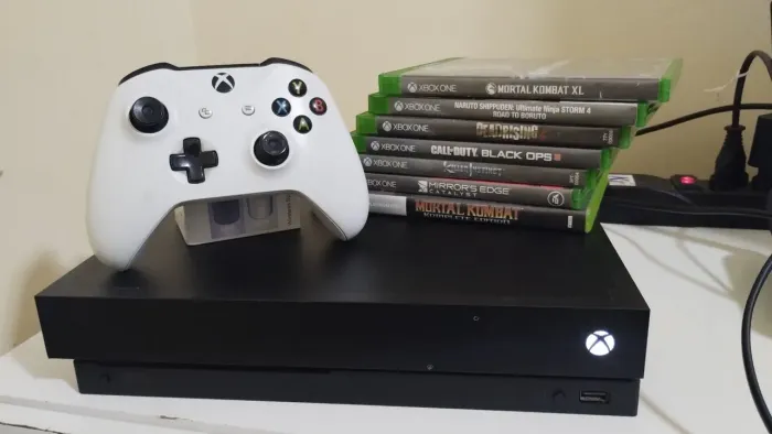 XBOX One X Usado + 8 jogos + 1 controle