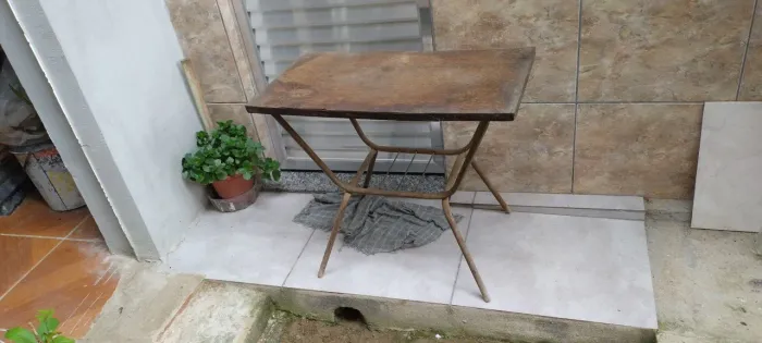 Mesinha de tv antiga precisa manutenção no estado das fotos 