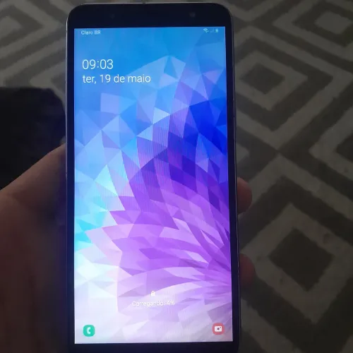 Celular j8