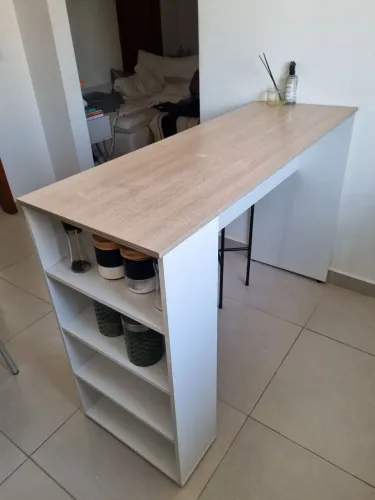 mesa bancada com nichos e 2 banquetas