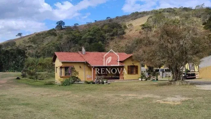 Chácara à Venda à 15 minutos do Centro 2 casas | Área Gourmet | Terreno Arborizado