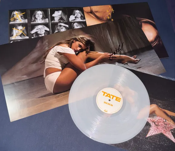Tate McRae SO CLOSE TO WHAT Vinil LP + Poster Autografado