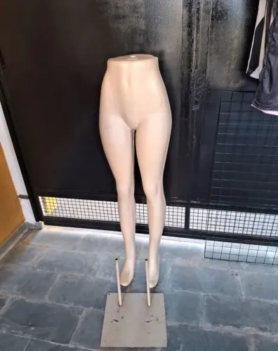 Boneca ótimo para expôr roupas para vendas, está em boas condições e não entregamos