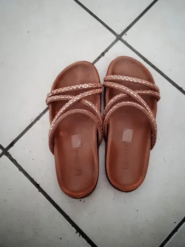 Papeti marrom c detalhes de vidrinhos em rose