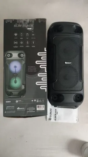 Caixa de som amplificada portátil da marca Sumay, modelo Slim Black com 80W de potência.