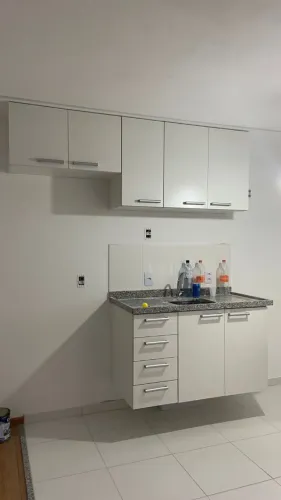 Armários de cozinha e pia.