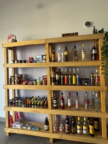 Estante de madeira estilo rústico moderno