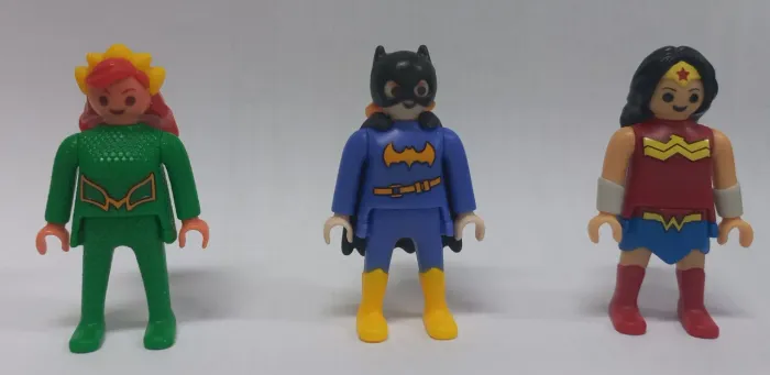 Lote Mulher Maravilha, Mera e Batgirl da coleção DC Playmobil da Kinder Ovo