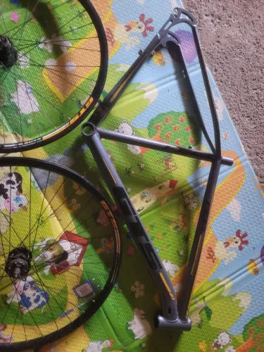Quadro e rodas com cubo