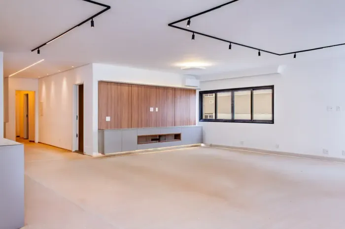 Apartamento para aluguel com 215 metros quadrados com 3 quartos