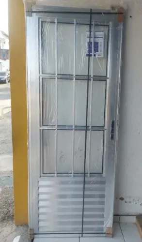 PROMOÇÃO QUEIMA DE ESTOQUE ULTIMAS Porta social alumínio completa 3 vidros R$ 515,00