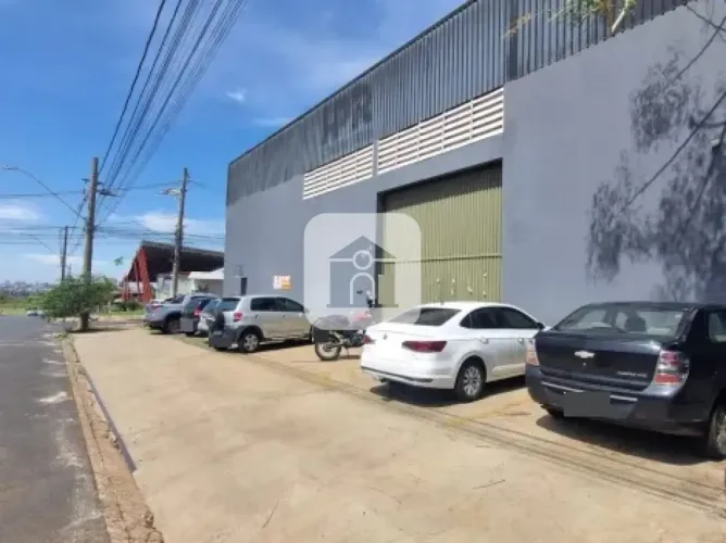 Galpão para venda e locação no bairro Alto Umuarama