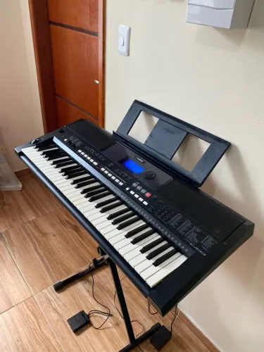 Teclado Yamaha PSR E433 muito novo