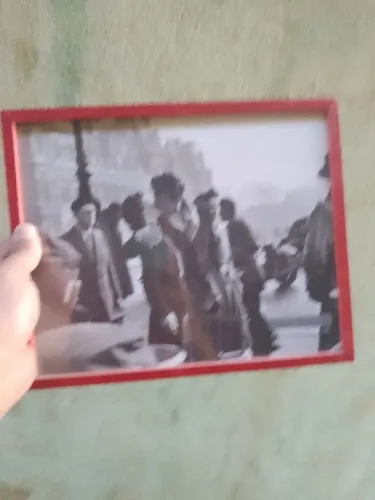 Quadro com a foto do fotógrafo Robert Doisneau com a emblemática foto l no I'Hotel Ville