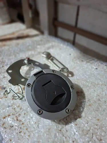 Tampa do tanque original, e suporte da bomba de combustível Bros 160