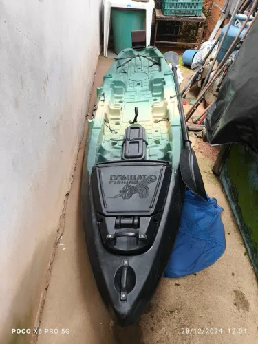 Caiaque Combat Fish + Motor Hidea 4HP 2024 Completo com Abast. Remoto para Pesca