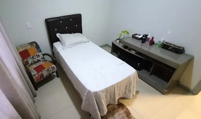 Cama de solteiro com colchão  ,  poltrona  ,  rack 