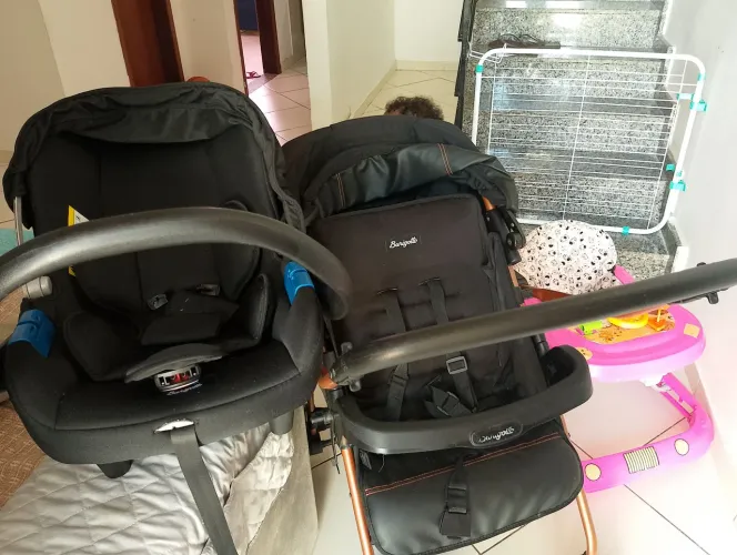 carrinho de bebê com bebe conforto