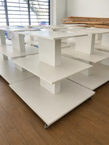 Ilha expositória para loja com rodízios 1,25m x 1,10m