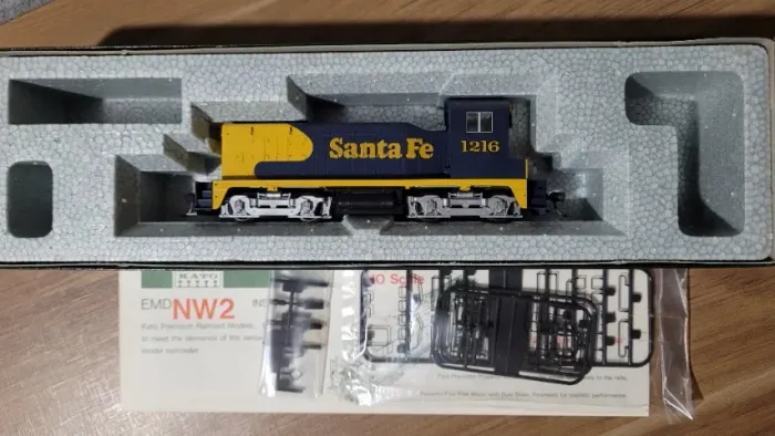 Locomotiva HO Kato NW2 Santa Fe #1216 (manobreira)