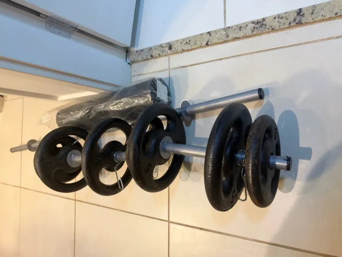 Kit musculação 30kg com 3 barras ocas, almofada de agachamento e pesos