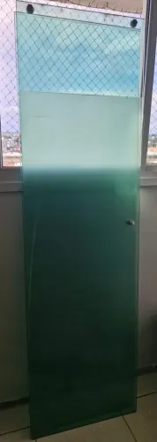 vidro de box de banheiro. cor verde