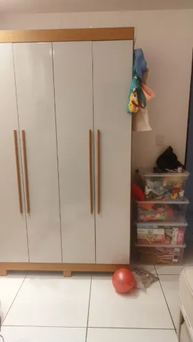 Guarda roupa semi novo