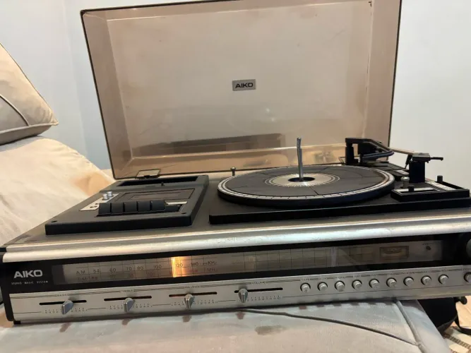 Rádio receiver antigo toca fita e disco
