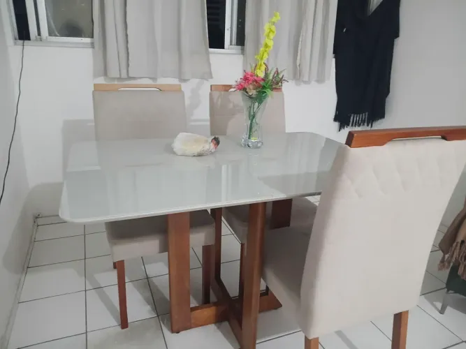 Mesa de jantar em madeira r cadeiras,vidro quebrado