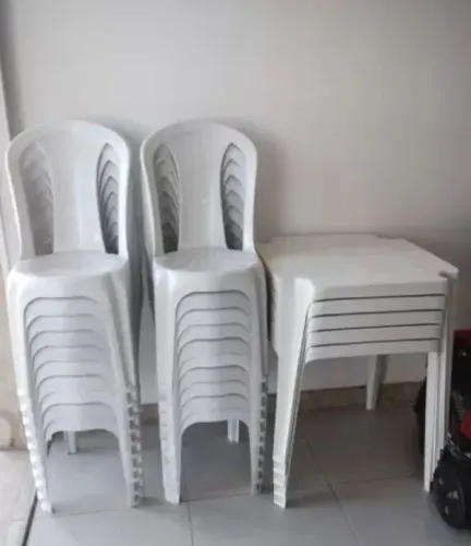 Vendo mesas e cadeiras.