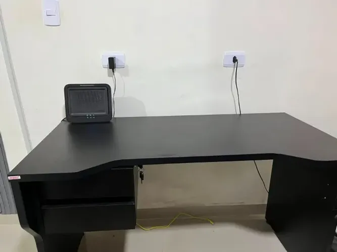 Mesa Escrivaninha de Escritório Artany Preta (Ergonômica com Chave)