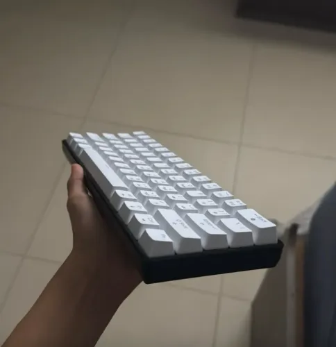 Teclado mecânico 60% funcionando perfeitamente